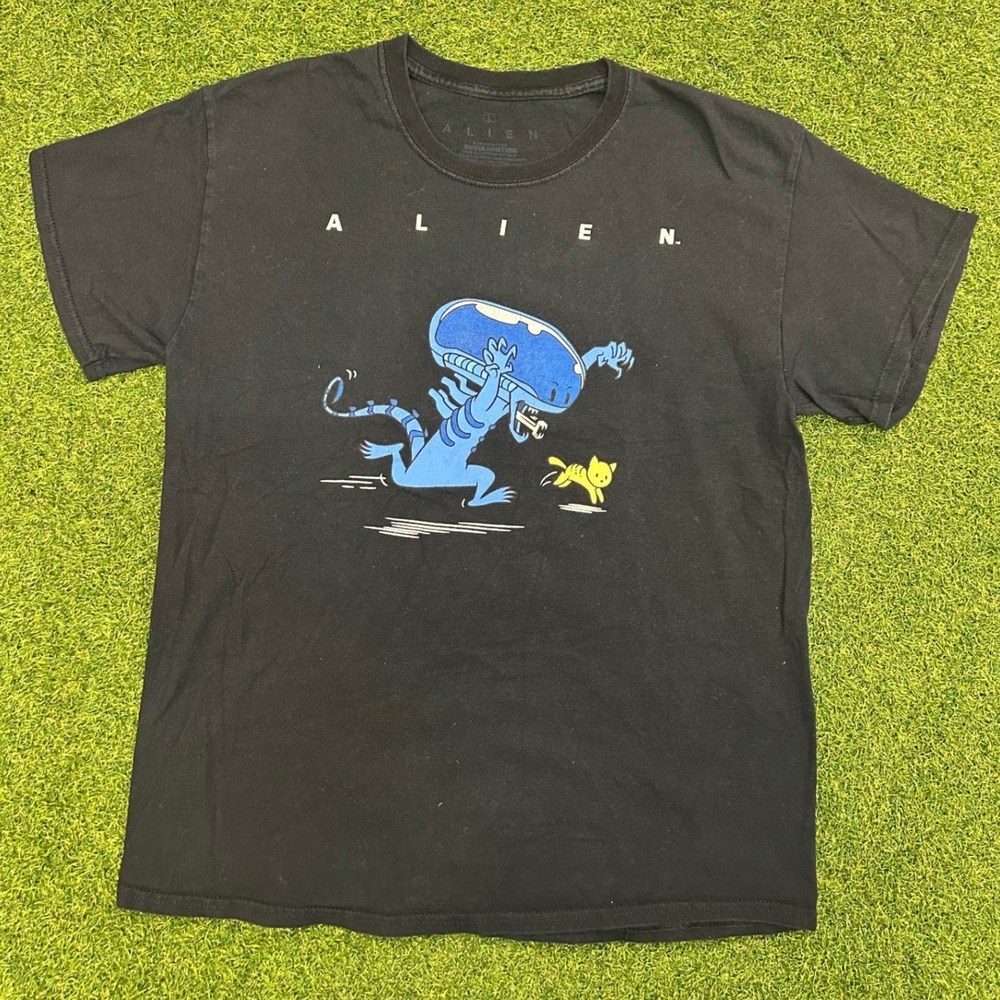 Alien Movie Graphic Tee Mens Medium Black Xenomorph Chasing Cat Sci-Fi T-Shirt